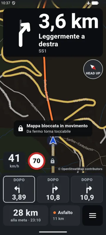 Avviso «Mappa bloccata in movimento – Da fermo torna toccabile» durante la guida di notte.