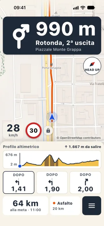 Guida di giorno in città: rotonda, 2ª uscita tra 180 m, 72 km/h in rosso con limite 50, tre riquadri con le svolte dopo, 63 km alla meta.