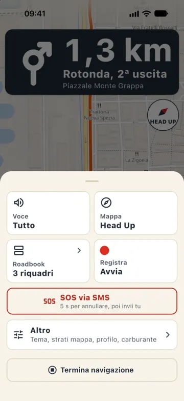 Menu ☰ in guida: Voce Tutto, Mappa Head Up, Roadbook 3 riquadri, Registra Avvia, il pulsante rosso «SOS via SMS · 5 s per annullare, poi invii tu», Altro (tema, strati mappa, profilo, carburante) e Termina navigazione.