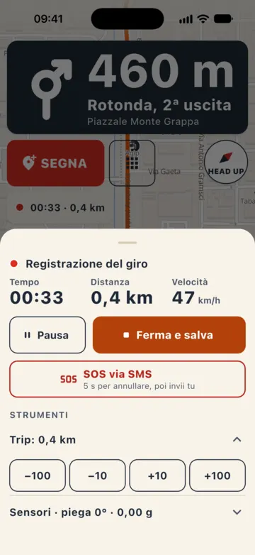 Scheda della registrazione aperta in guida: tempo 00:33, 0,4 km, 47 km/h, Pausa, Ferma e salva, il pulsante «SOS via SMS» e il trip con le correzioni −100, −10, +10, +100.