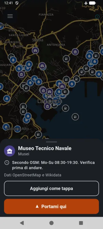 Scheda di un museo con gli orari di OpenStreetMap e i pulsanti «Aggiungi come tappa» e «Portami qui».